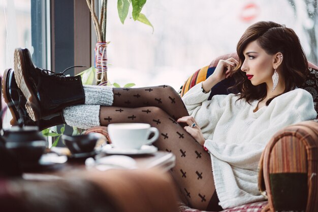 Jovem tomando café em um café da moda