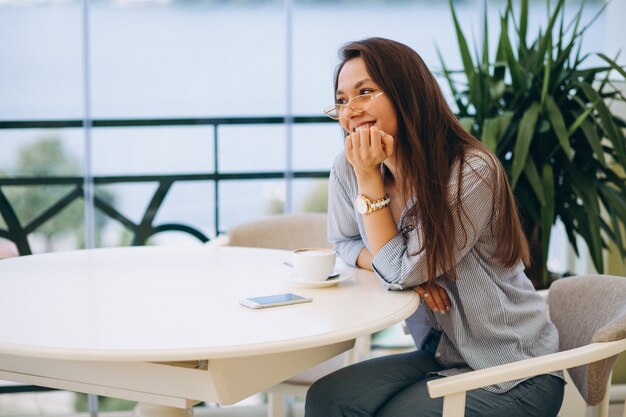 Foto grátis jovem tomando chá em um café