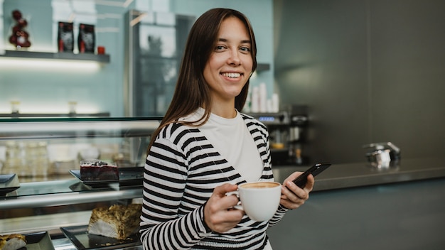 Foto grátis jovem tomando uma xícara de café