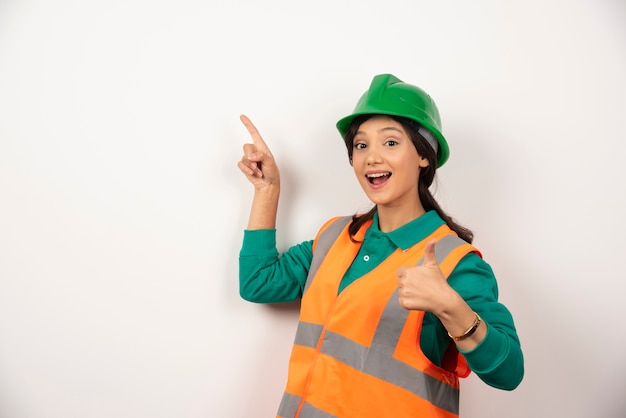 Foto grátis jovem trabalhador da construção civil feminino em fundo branco.