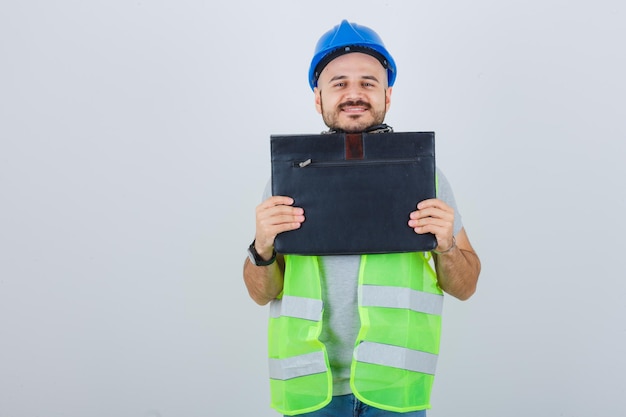 Jovem trabalhador da construção civil usando um capacete de segurança