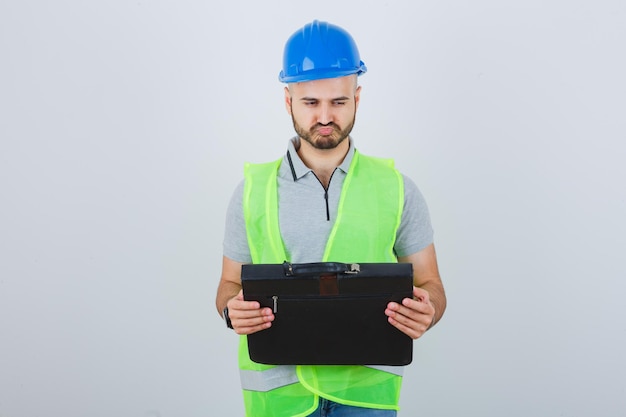 Jovem trabalhador da construção civil usando um capacete de segurança