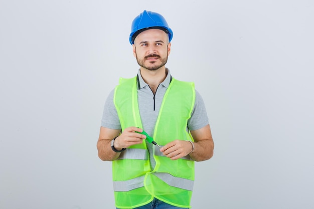 Jovem trabalhador da construção civil usando um capacete de segurança