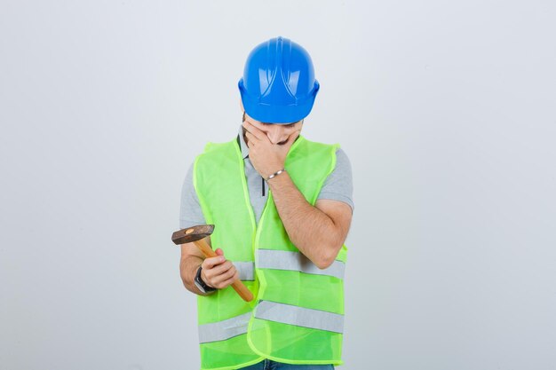 Jovem trabalhador da construção civil usando um capacete de segurança