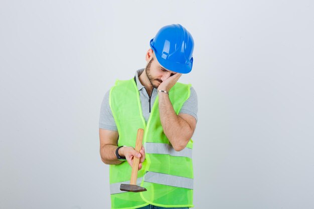 Jovem trabalhador da construção civil usando um capacete de segurança