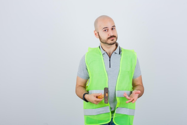 Jovem trabalhador da construção civil usando um capacete de segurança