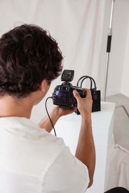 Foto grátis jovem trabalhando em seu estúdio fotográfico