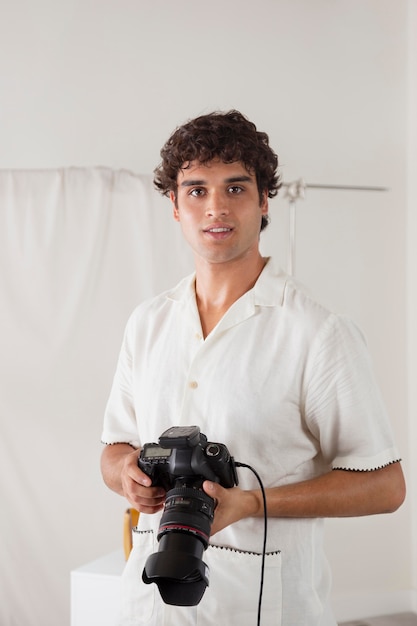 Jovem trabalhando em seu estúdio fotográfico