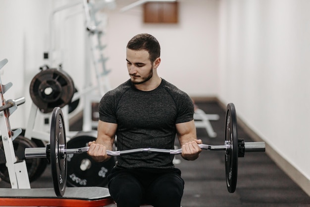 Foto grátis jovem treina seu corpo para ficar em forma e ter músculos definidos