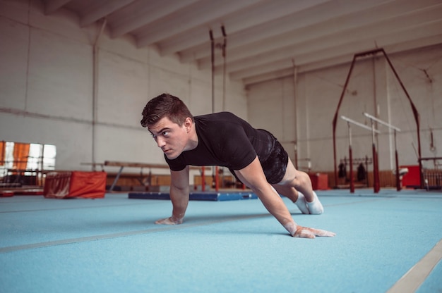 Jovem treinando com barras paralelas