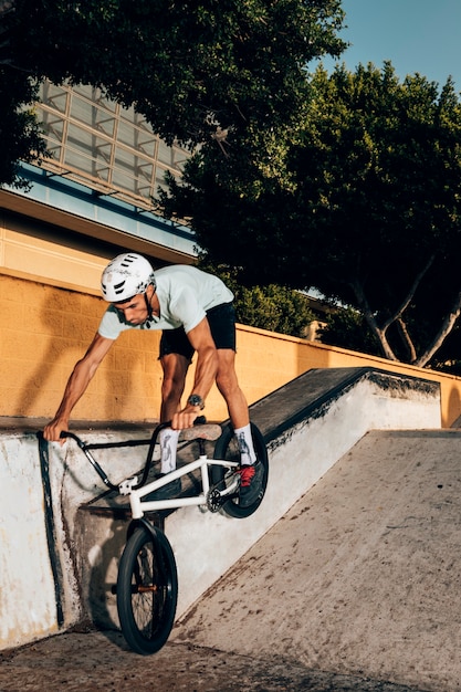 Jovem treinando com bicicleta bmx