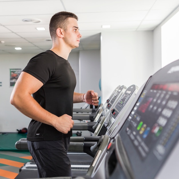 Jovem treinando na academia