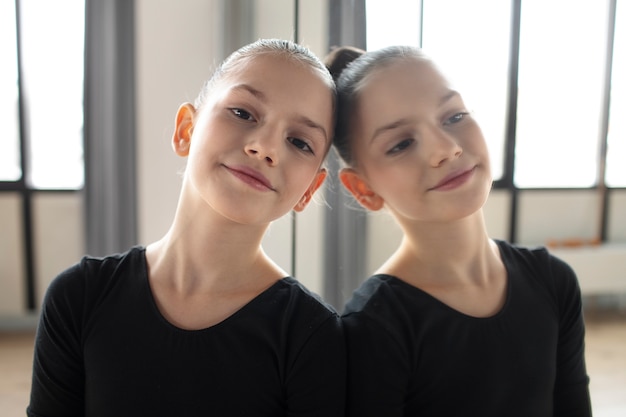 Foto grátis jovem treinando na ginástica