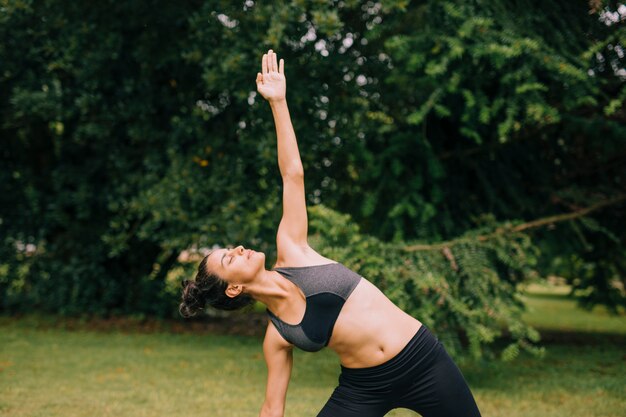 Jovem treino feminino antes da sessão de treino de fitness no parque