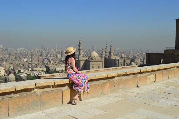 Jovem turista apreciando a bela vista da antiga Cidadela El-Khalifa, Egito
