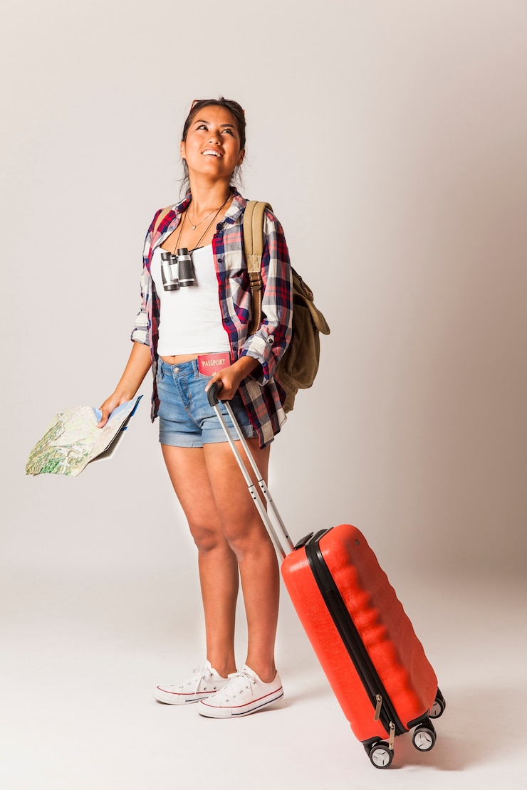 Foto grátis jovem turista com mala olhando ao redor
