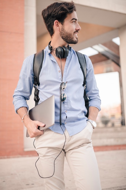 Foto grátis jovem turista masculina com laptop