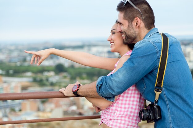 Jovem turista olhando as vistas da cidade.