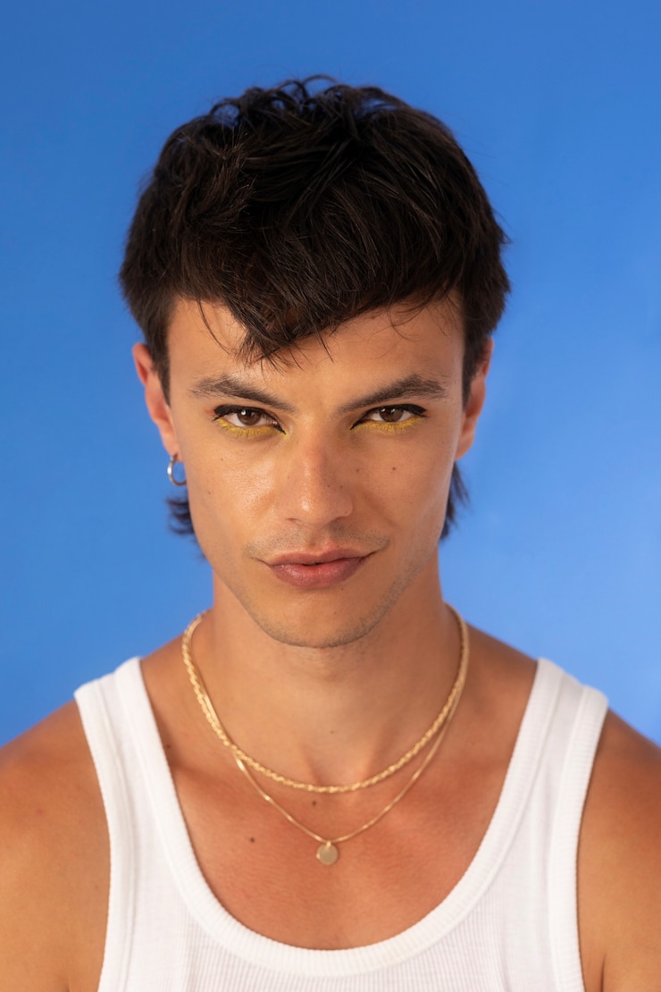 Foto grátis jovem usando colar de corrente