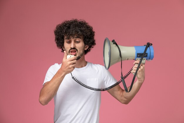 Jovem usando microfone de mão em camiseta branca