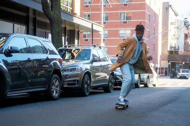 Foto grátis jovem usando mobilidade sustentável