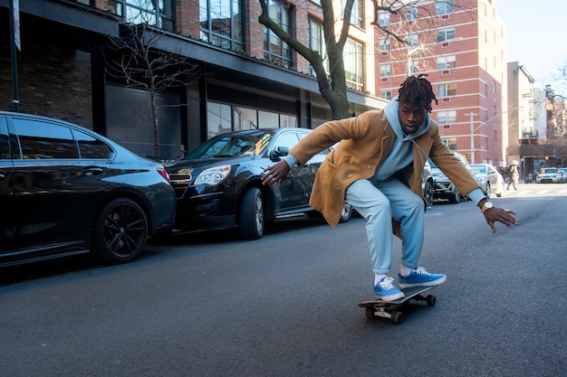 Foto grátis jovem usando mobilidade sustentável