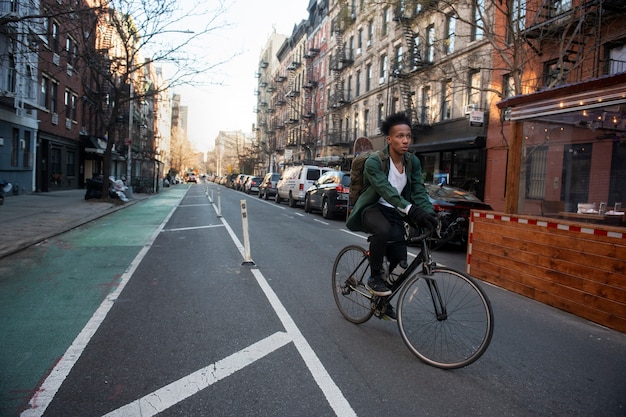 Foto grátis jovem usando mobilidade sustentável