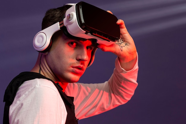 Jovem usando óculos de realidade virtual