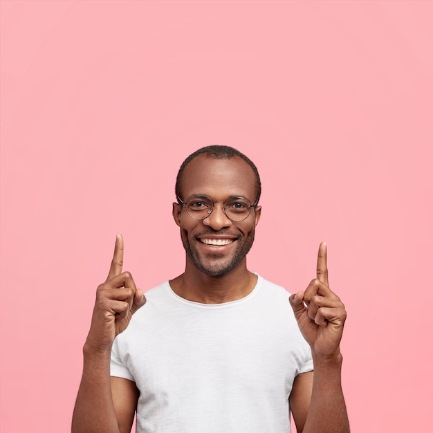 Foto grátis jovem usando óculos redondos