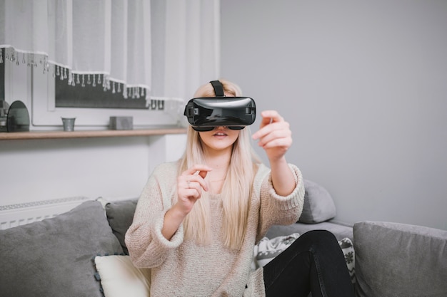 Foto grátis jovem usando óculos vr