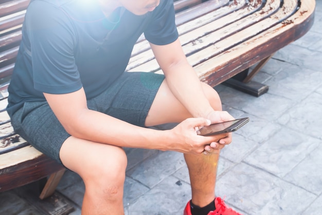 Jovem usando telefone móvel, conceito de estilo de vida