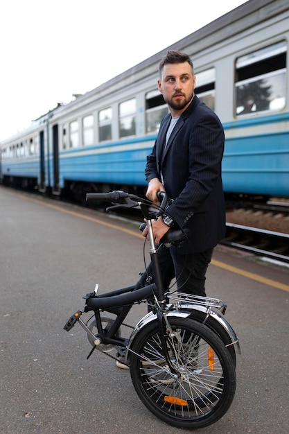 Jovem usando uma bicicleta dobrável enquanto viaja de trem