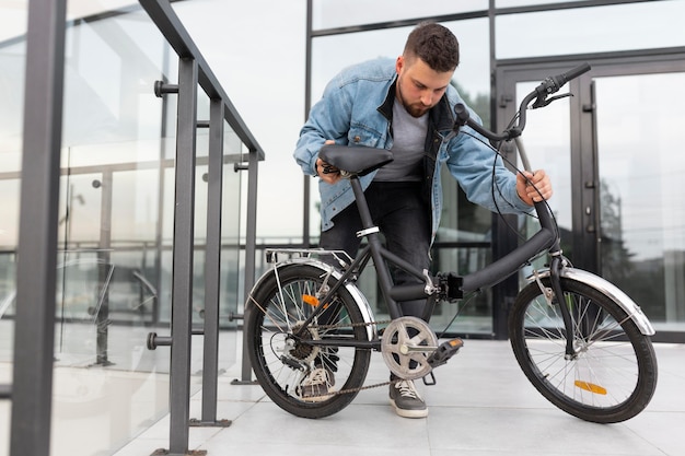 Jovem usando uma bicicleta dobrável na cidade