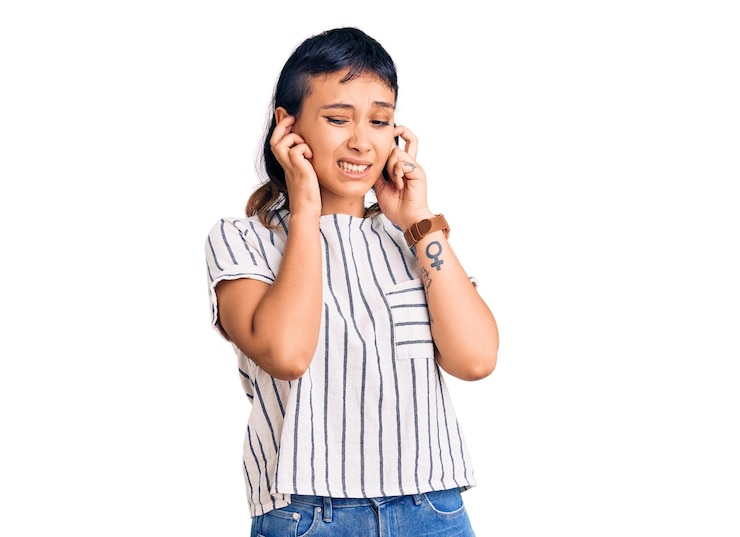 Foto grátis jovem vestindo roupas casuais cobrindo as orelhas com os dedos com expressão irritada pelo barulho da música alta conceito surdo