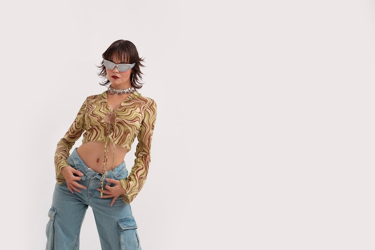 Foto grátis jovem vestindo roupas no estilo de moda dos anos 2000