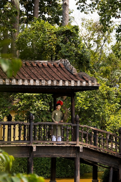 Foto grátis jovem vestindo traje ao dai