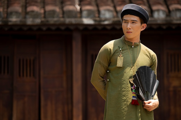 Foto grátis jovem vestindo traje ao dai