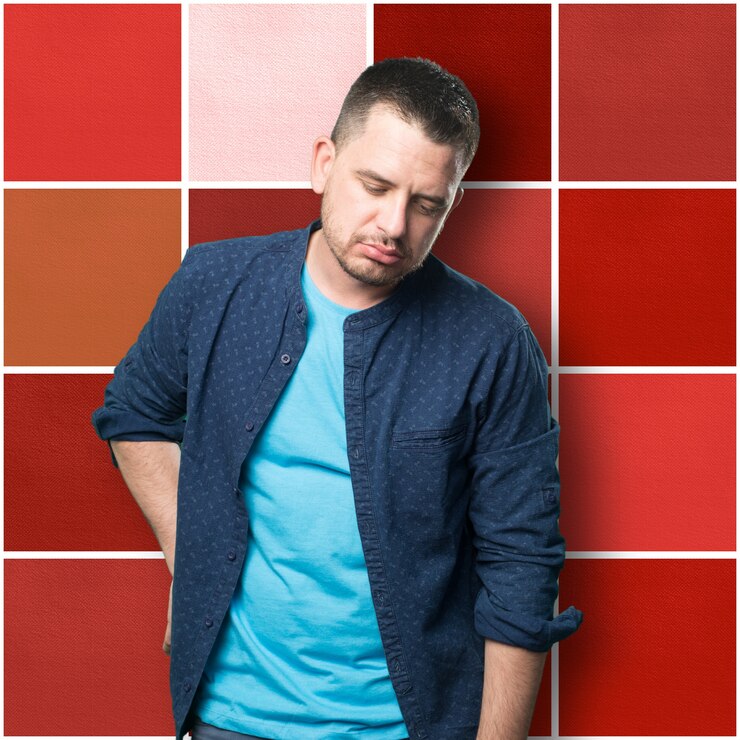 Foto grátis jovem vestindo uma roupa azul. olhando cansado.