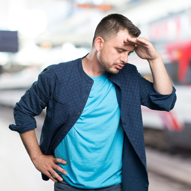 Foto grátis jovem vestindo uma roupa azul. olhando preocupado.