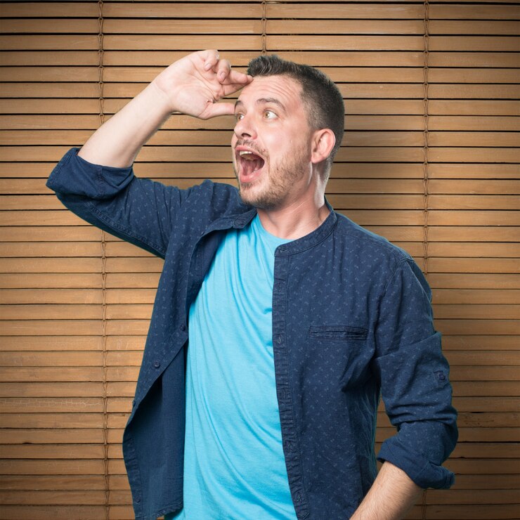 Foto grátis jovem vestindo uma roupa azul. vista surpreendido.
