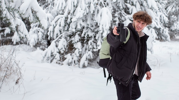 Jovem viajando no inverno