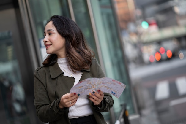 Jovem viajando pelo japão