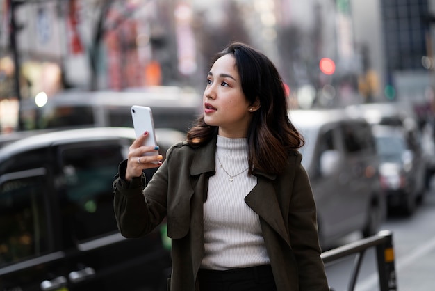 Jovem viajando pelo japão