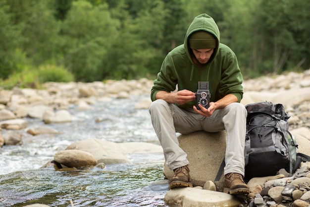 Foto grátis jovem viajante aproveitando o ambiente rural