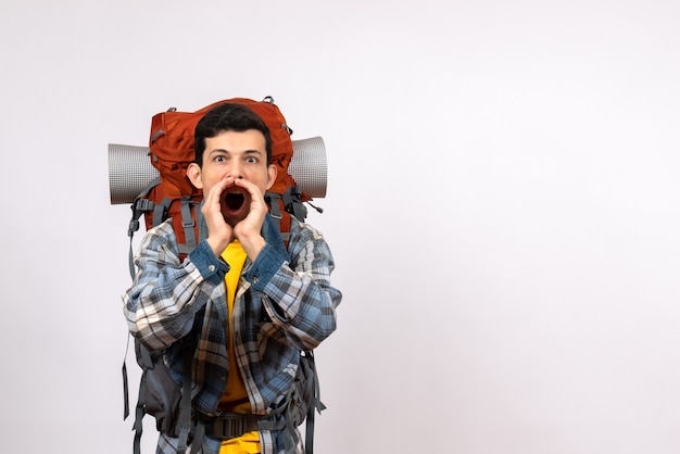 Foto grátis jovem viajante com mochila gritando