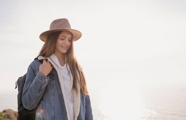 Foto grátis jovem viajante curtindo a paz ao seu redor