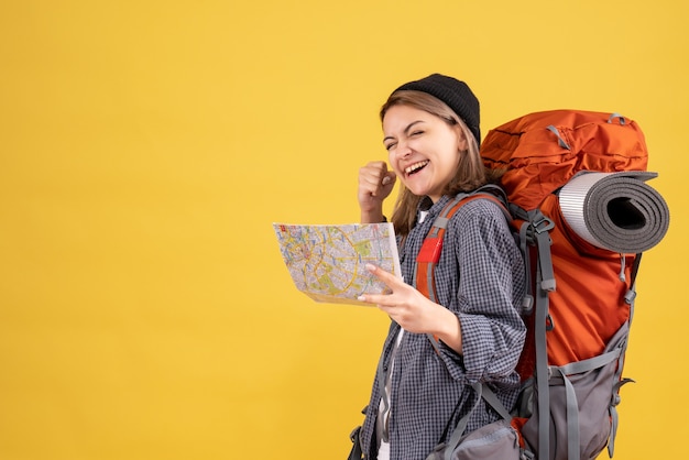 jovem viajante feliz com uma mochila segurando um mapa