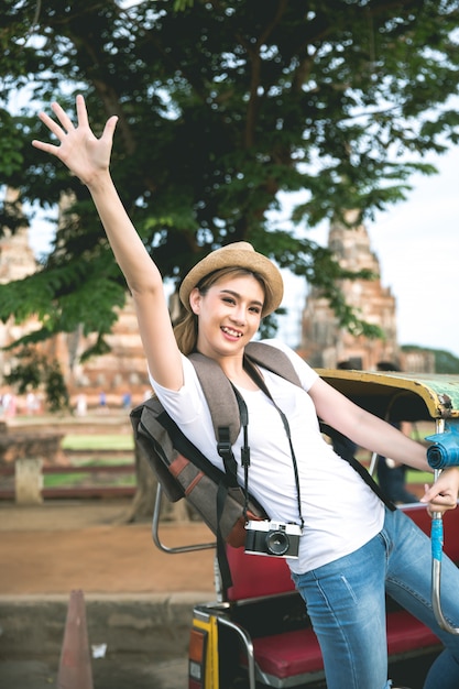 Jovem viajante feminino asiático com mochila viajando na província de ayutthaya, tailândia