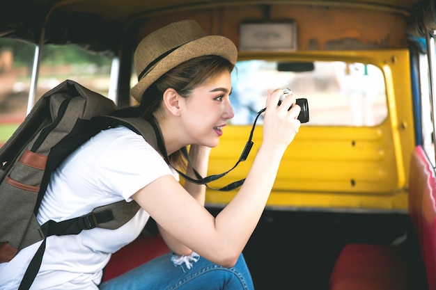 Jovem viajante feminino asiático com mochila viajando na província de Ayutthaya, Tailândia