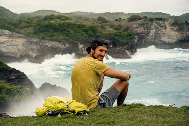 jovem viajante masculino barbudo no oceano